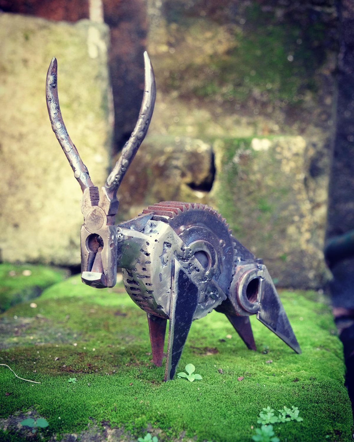 Escultura de Pedro Cuellar: antílope de metal con el cuerpo de engranajes y cuernos largos