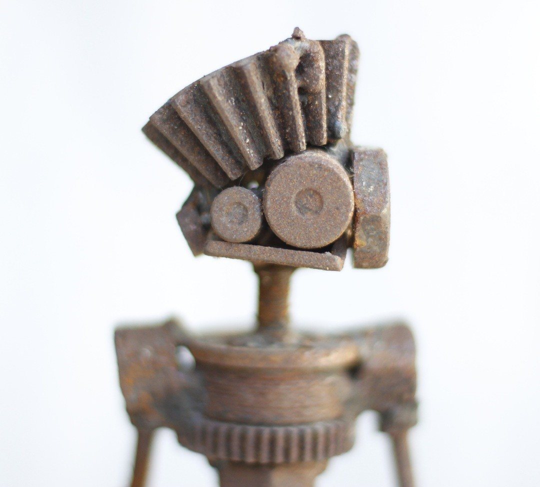 Escultura de Pedro Cuellar: cabeza de robot hecha con engranajes y tuercas