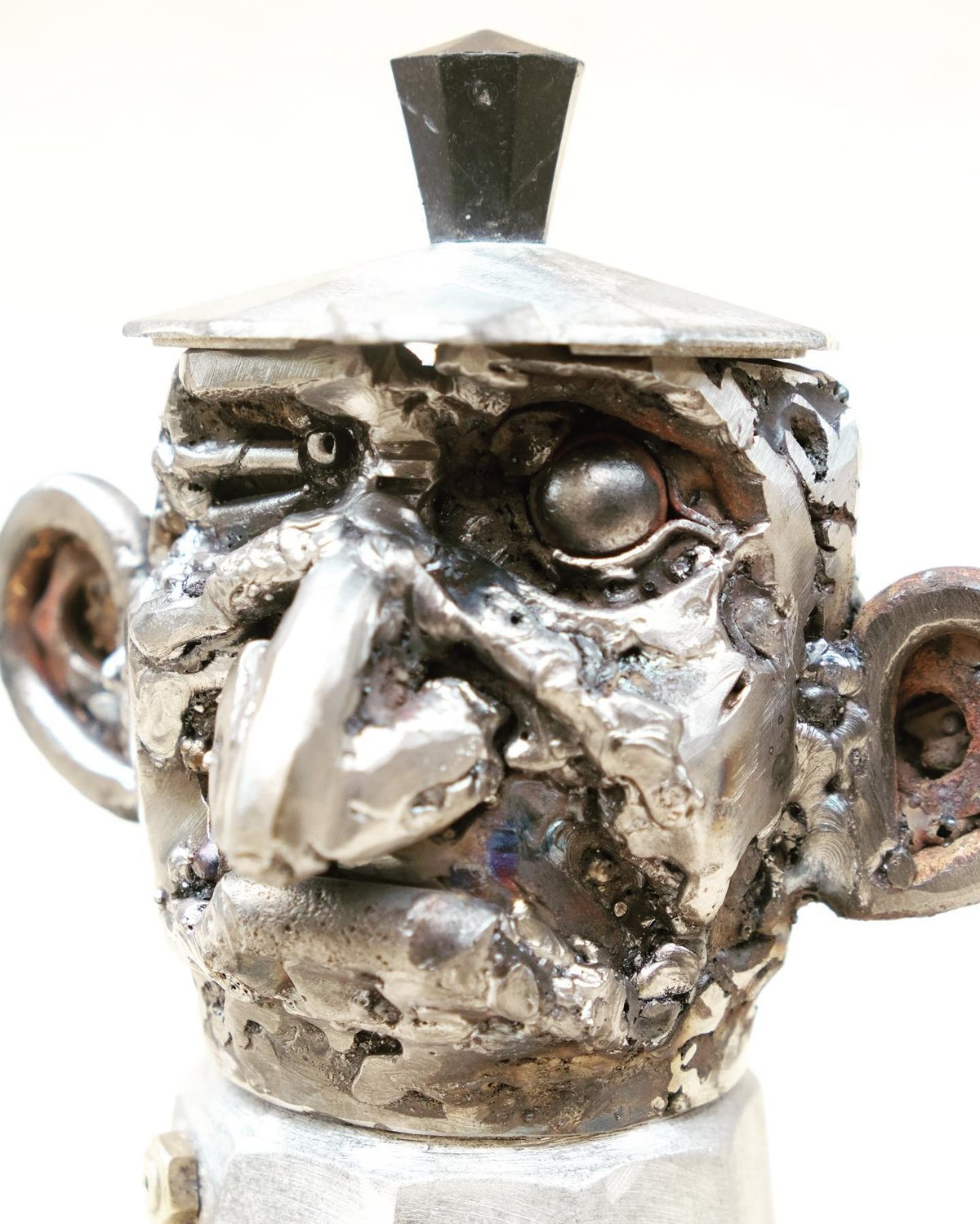 Escultura de Pedro Cuellar: cara de metal hecha con una cafetera moka
