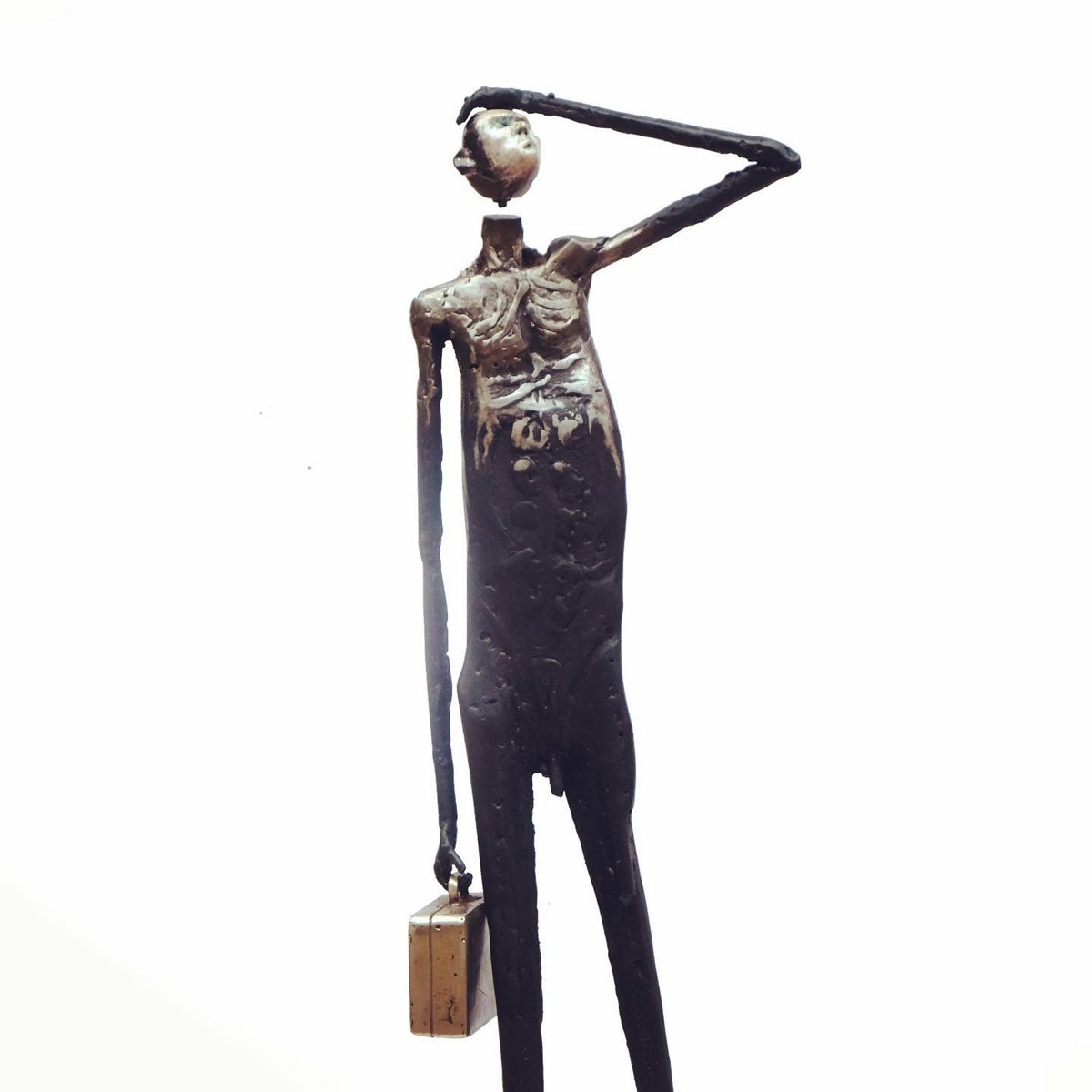 Escultura de Pedro Cuellar: figura de metal muy delgada que sostiene un peso