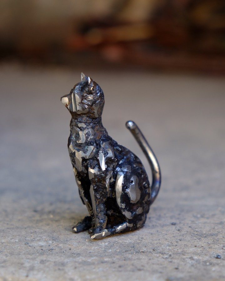 Escultura de Pedro Cuellar: gato sentado hecho de metal soldado