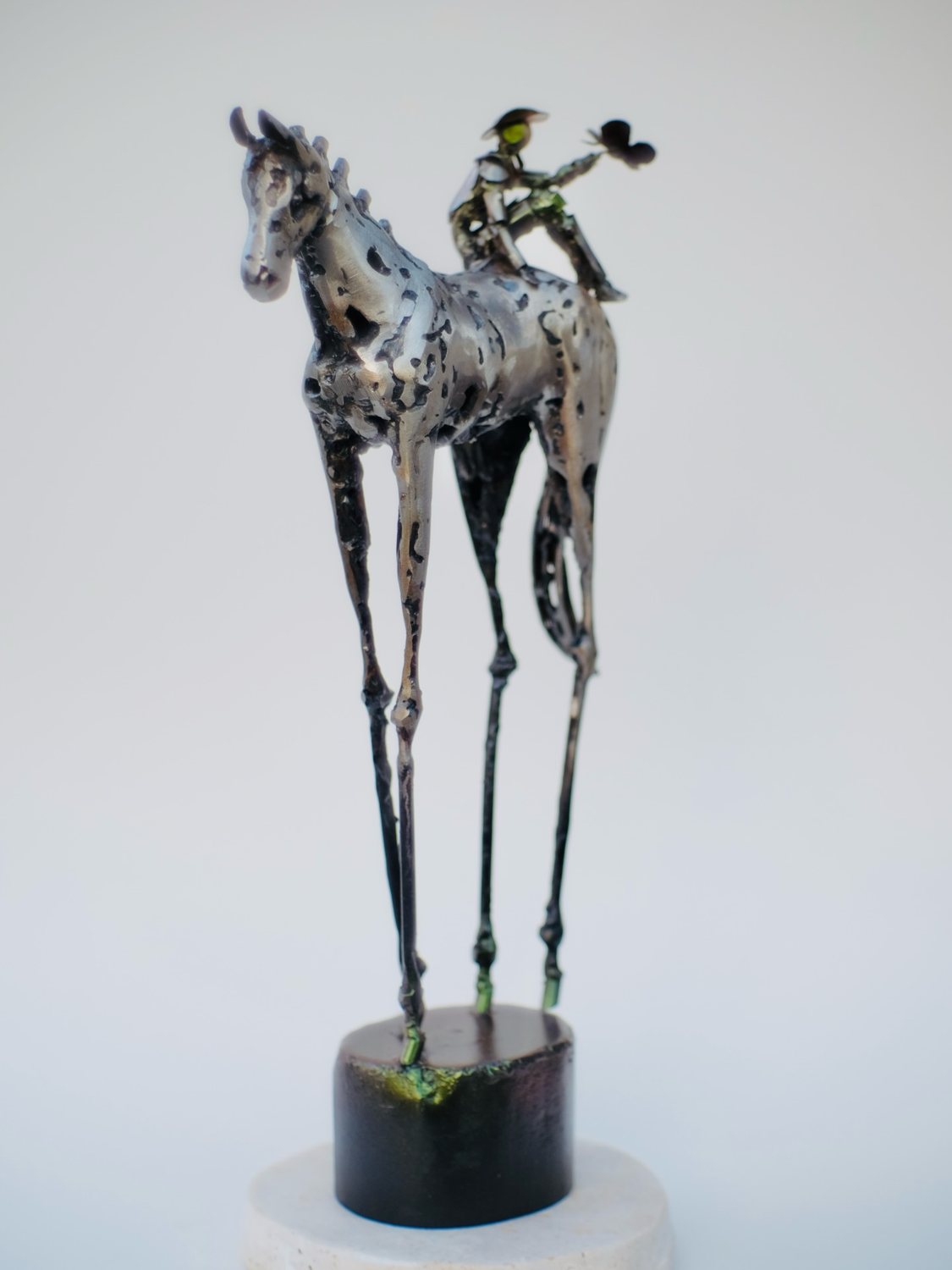 Escultura de Pedro Cuellar: caballo de metal de patas largas con un jinete pequeño
