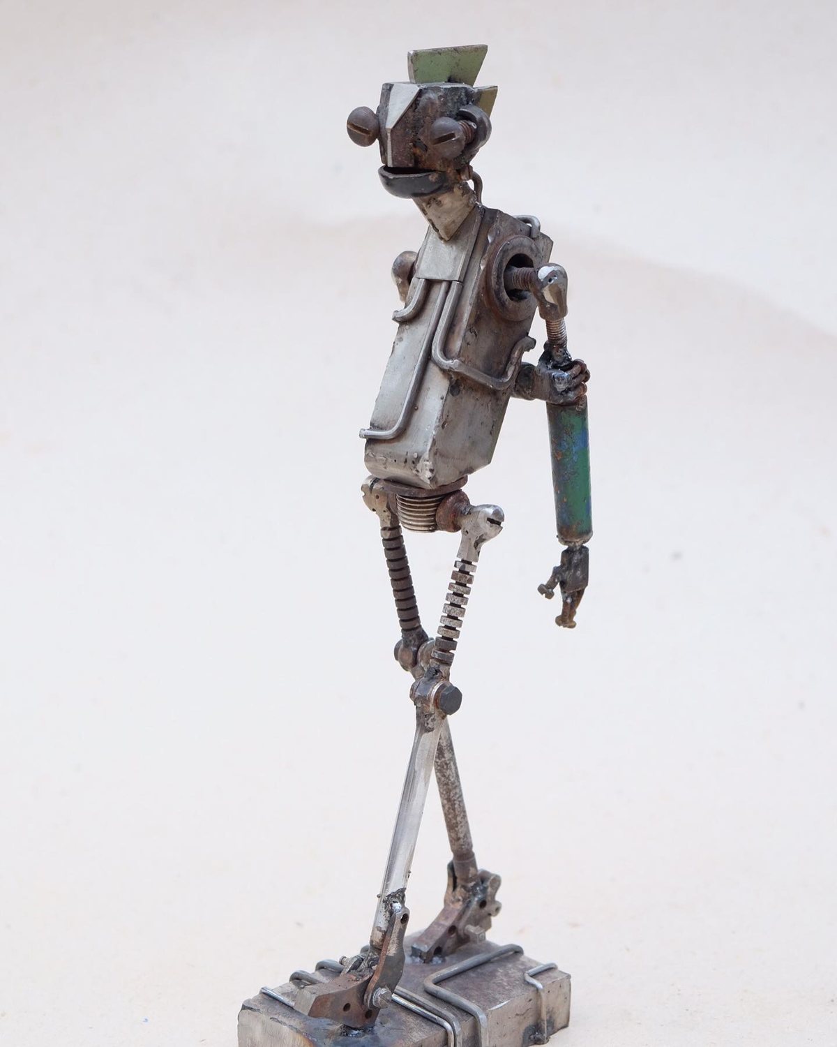 Escultura de Pedro Cuellar: robot de metal caminando, hecho con piezas recicladas