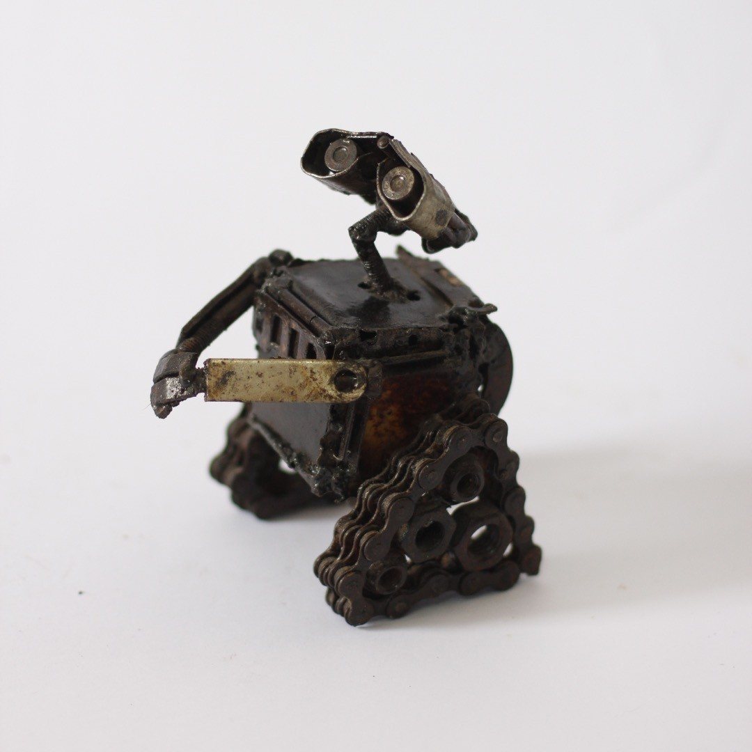 Escultura de Pedro Cuellar: robot pequeño de metal hecho con cadena y tuercas