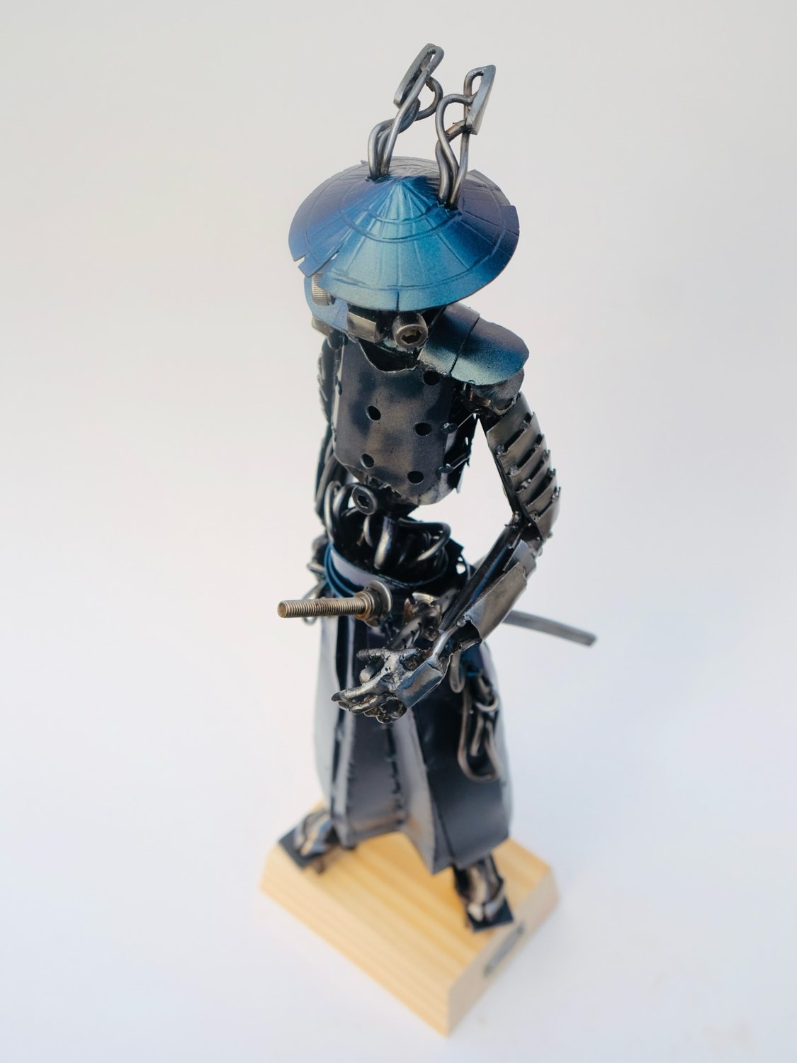 Escultura de Pedro Cuellar: samurái de metal con sombrero cónico